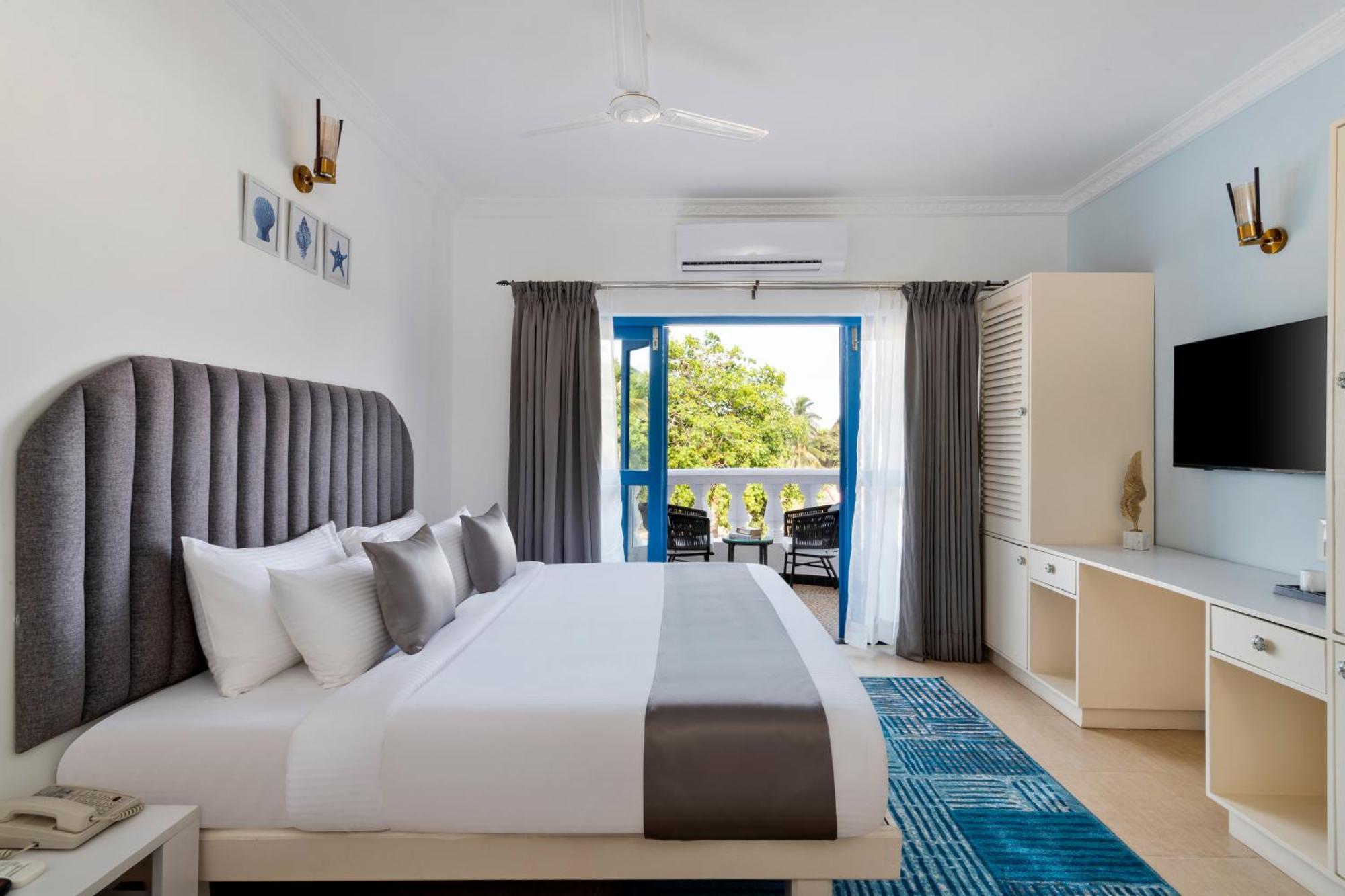 Azalea By Stone Wood Premier Hotel Varca Bagian luar foto