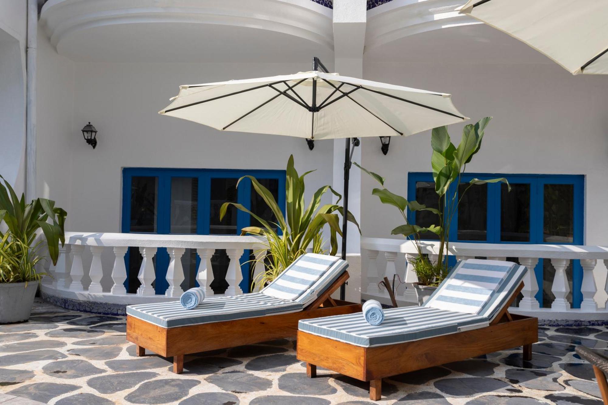 Azalea By Stone Wood Premier Hotel Varca Bagian luar foto